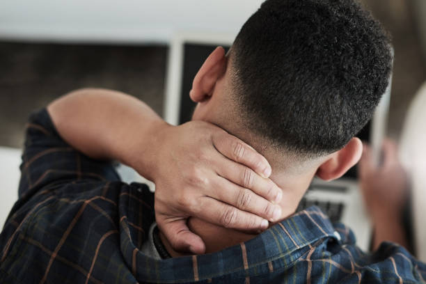 być może nadszedł czas, aby się wylogować - pain human neck working rear view zdjęcia i obrazy z banku zdjęć