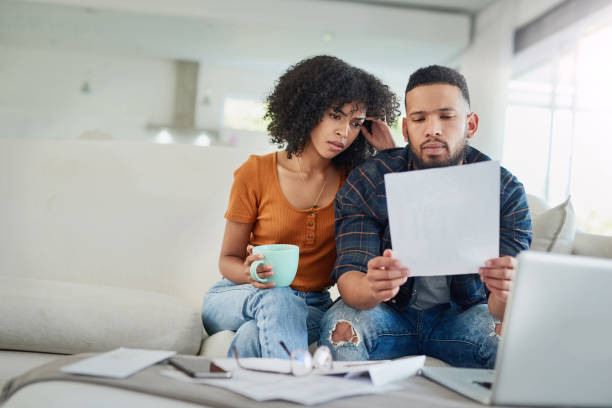 perché abbiamo preso questo prestito? - home finances couple computer african ethnicity foto e immagini stock