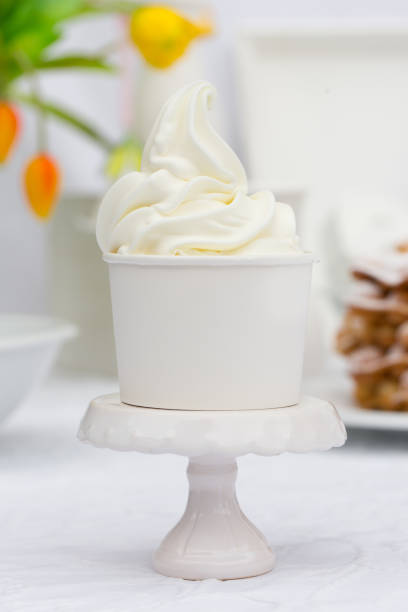 iogurte congelado - soft serve ice cream - fotografias e filmes do acervo