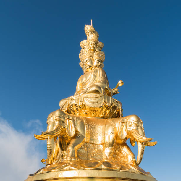 золото будда против голубого неба в горе эмей - emeishan стоковые фото и изображения