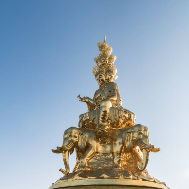 гора эмэй золотой будда крупным планом - emeishan стоковые фото и изображения