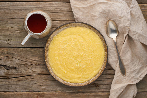 polenta di porridge con tè tazza, sfondo in legno scuro, vista dall'alto - polenta cooking food spoon foto e immagini stock