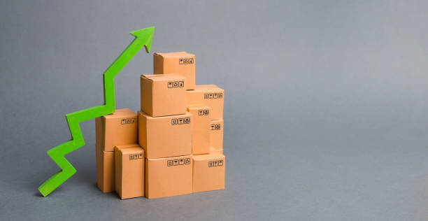Lots of cardboard boxes and a green arrow up. growth rate of production goods, raise economic indicators. Increasing consumer demand. exports and imports. sales rise. High throughput, logistics. un montón de cajas de cartón y una flecha verde hacia arriba. tasa de crecimiento de los bienes de producción, aumentar los indicadores económicos. aumento de la demanda de los consumidores. exportaciones e importaciones. aumento de las ventas. alto re
