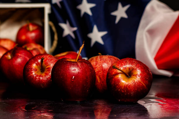 rote äpfel und sterne und streifen amerikanische flagge - burlap fruit apple freshness stock-fotos und bilder