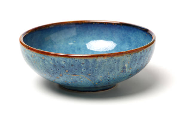 чаша фарфора на белом фоне - blue bowl brown ceramic стоковые фото и изображения