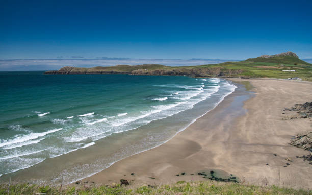 whitesands bay / whitesands beach dans le pembrokeshire, pays de galles, royaume-uni un jour d'été, avec penmaen dewi (st davids head) et carn llidi à l'arrière-plan - landscape scenics beach uk photos et images de collection