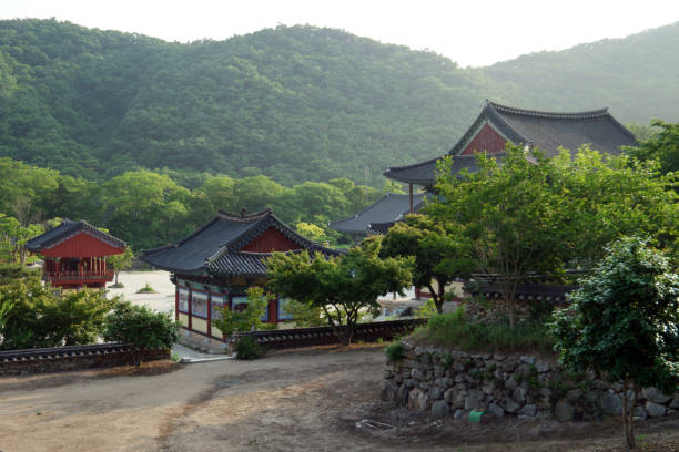 In the morning sun, the Water Rock Pagoda contained a pharmacocarcination and a large-area light tower.  The two towers are designated as treasures.