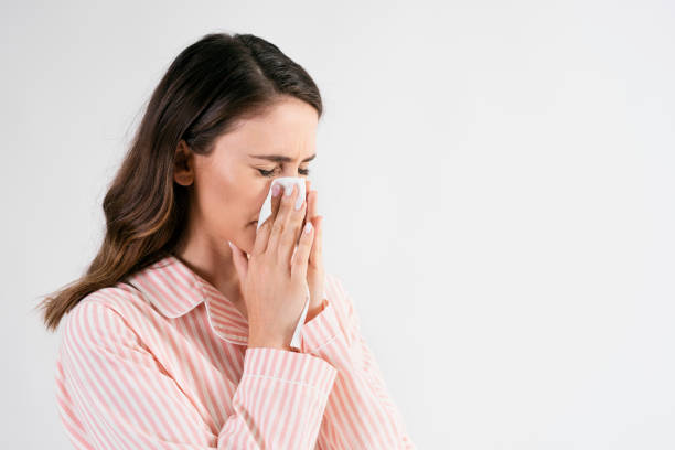 젊은 여자 불고 그녀의 코 에 스튜디오 샷 - allergy sneezing cold and flu flu virus 뉴스 사진 이미지
