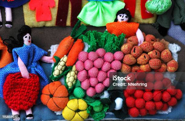 Foto de Belas Obras De Arte No País Arpiller Mercado e mais fotos de stock de Crochet - Crochet, Fruta, Legume