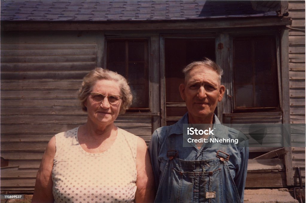 Viejo agricultor y su esposa, retro - Foto de stock de 1970-1979 libre de derechos