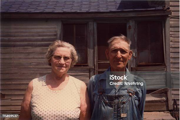 Viejo Agricultor Y Su Esposa Retro Foto de stock y más banco de imágenes de 1970-1979 - 1970-1979, Agricultor, Granja