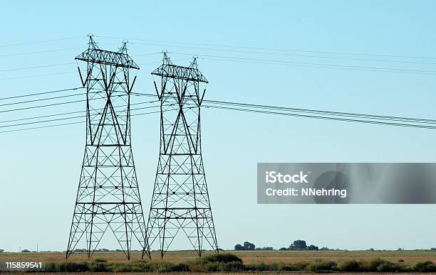 Foto de Torres De Transmissão De Energia Elétrica e mais fotos de stock de Cabo - Cabo, Cabo de alta-tensão, Céu Claro