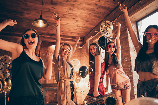 Foto de cinco extático divertido funky cool swag encantador risa agradable positiva glad chicas teniendo vacaciones discoteca relajarse usando especificaciones gafas photo