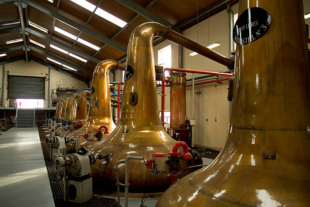 schottische whisky-brennerei innenraum mit fotografien und illustrationen - distillery stock-fotos und bilder
