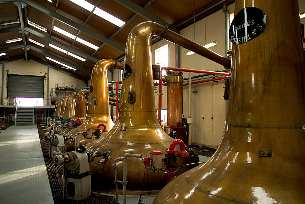 distillerie de whisky écossais intérieur avec les images fixes - distillerie photos et images de collection