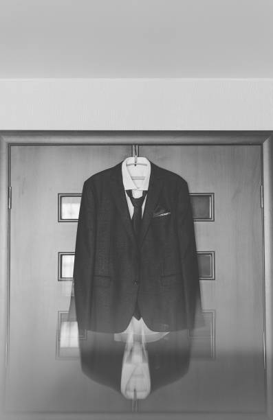 옷걸이에 매달려 있는 세련된 남성 재킷 - lapel suit macro businessman 뉴스 사진 이미지