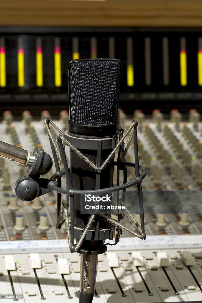 Aufnahmestudio Mikrofon mit soundboard Hintergrund - Lizenzfrei Atelier Stock-Foto
