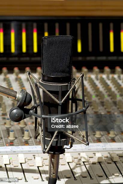 Aufnahmestudio Mikrofon Mit Soundboard Hintergrund Stockfoto und mehr Bilder von Atelier - Atelier, Audiozubehör, Aufführung