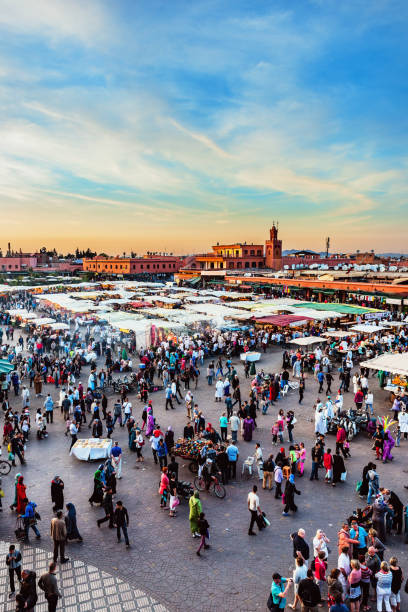 quadrado da noite djemaa el fna com mesquita de koutoubia, marrakech, marrocos, norte da áfrica - jema el fna - fotografias e filmes do acervo