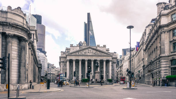 l'ancien bâtiment de la bourse, londres / royaume-uni - architectural styles europe uk england photos et images de collection