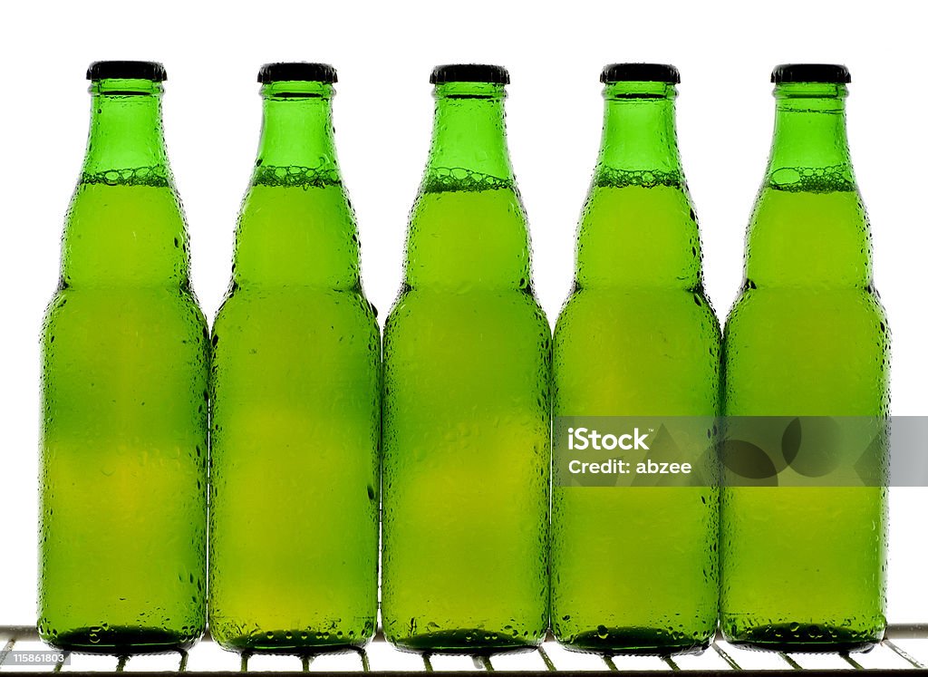 Cinco garrafas de cerveja verde - Foto de stock de Bebida royalty-free