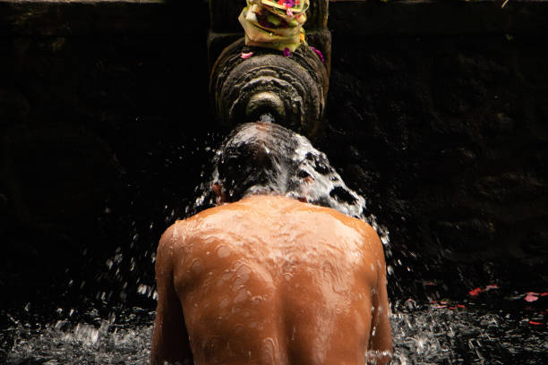 bali indonesia:indonesiano e turismo pregano e si bagnano nelle acque sacre delle fontane, a tirta empul, bali, indonesia - 2999 foto e immagini stock