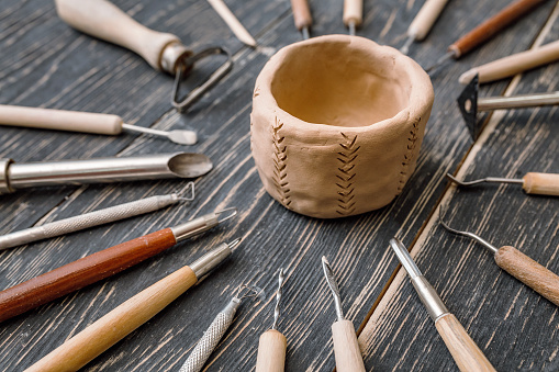 Vista plana superior de las herramientas de arte de la cerámica, concepto de trabajo manual de artesanía photo