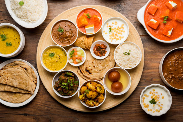 indiano hindu veg thali / piatto alimentare, messa a fuoco selettiva - unleavened bread foto e immagini stock