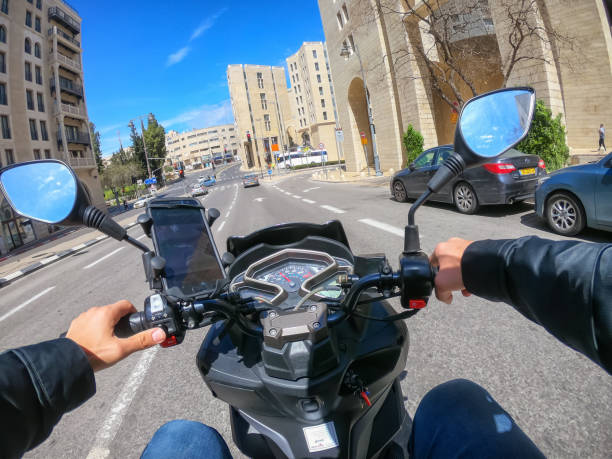 equitação scooter na cidade - motorcycle handlebar road riding - fotografias e filmes do acervo