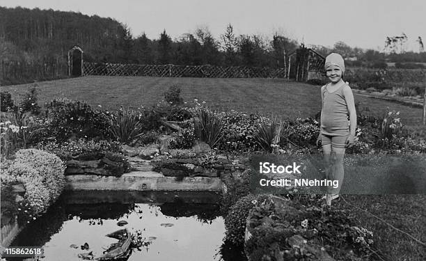 Ragazza In Giardino Stagno Retrò Anni30 - Fotografie stock e altre immagini di Stile retrò - Stile retrò, Giardino domestico, Bianco e nero