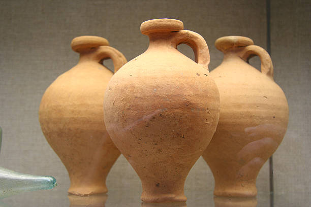 trois roman pitchers - domini photos et images de collection