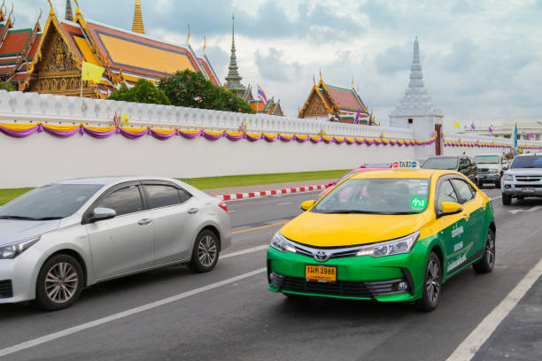 taxi meter toyoya altis läuft auf der straße neer thai tempelpalast, tempel des smaragd-buddha. - bangkok thailand asia temple stock-fotos und bilder