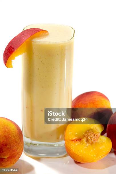 Pfirsichsmoothie Stockfoto und mehr Bilder von Bildkomposition und Technik - Bildkomposition und Technik, Digital Composite, Eisgetränk - Kaltes Getränk