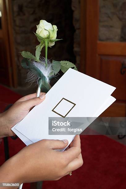 Hochzeitseinladungen Stockfoto und mehr Bilder von Halten - Halten, Hochzeitseinladung, Blume
