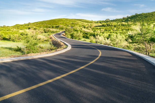 straße - road winding road curve mountain stock-fotos und bilder