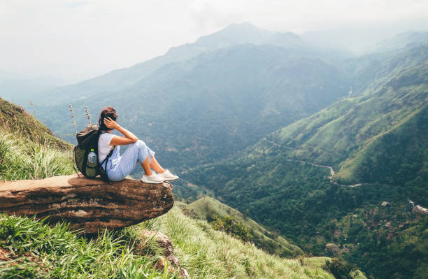 femme de touriste apprécient avec la belle vue sur des montagnes dans ella, sri lanka, petit pic d'adam - lanka photos et images de collection