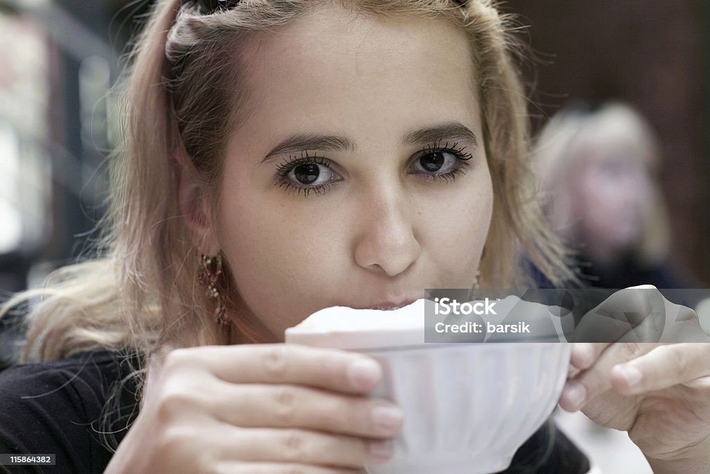 Ragazza di bere il caffè - Foto stock royalty-free di Gara sportiva individuale