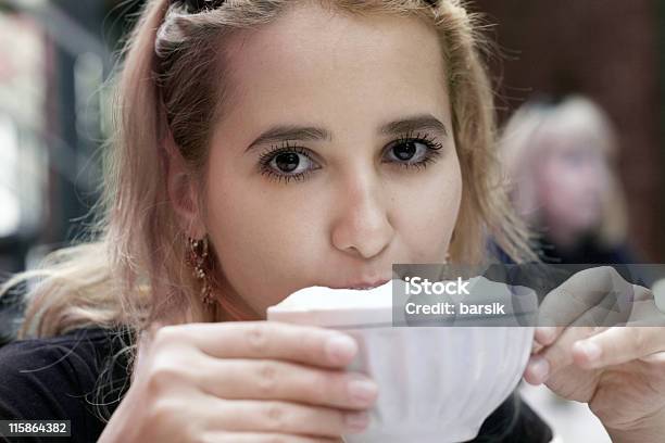 여자아이 술마시기 커피 개인 경기에 대한 스톡 사진 및 기타 이미지 - 개인 경기, 레스토랑, 청년-성인
