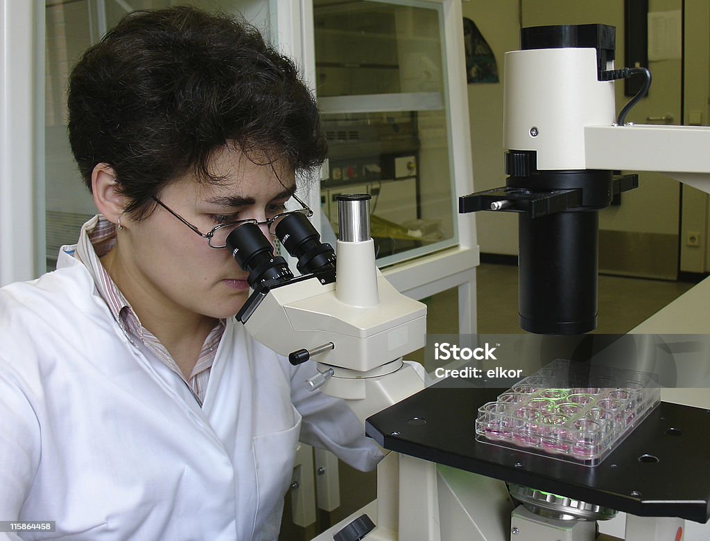 顕微鏡使用 - DNAのロイヤリティフリーストックフォト