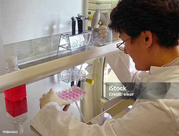 Wissenschaftler Arbeiten Mit Handy Kultur Stockfoto und mehr Bilder von Hygiene - Hygiene, Labor, Sitzbank