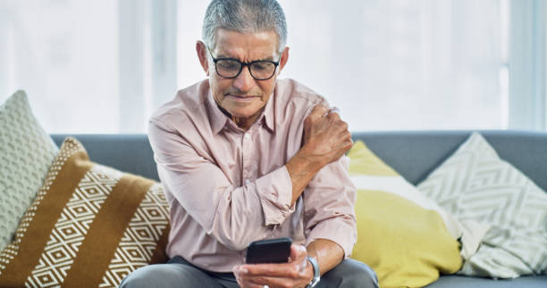 cosa dice internet del dolore alla spalla? - senior male foto e immagini stock