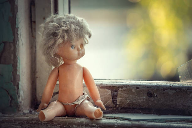 połamana lalka w pobliżu okna w opuszczonej szkole w prypeci - doll evil child baby zdjęcia i obrazy z banku zdjęć
