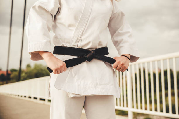 ceinture noire d'attachement de femme - martial arts women tae kwon do black belt photos et images de collection