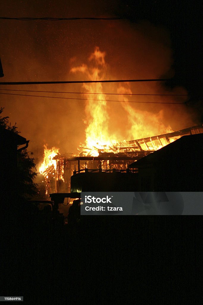 Casa in fuoco - Foto stock royalty-free di Accendere (col fuoco)