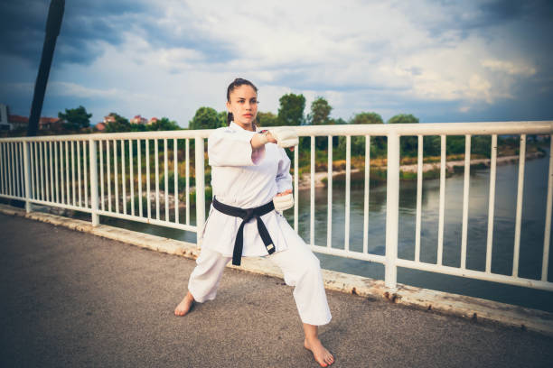 fille de karaté avec la ceinture noire - martial arts women tae kwon do black belt photos et images de collection