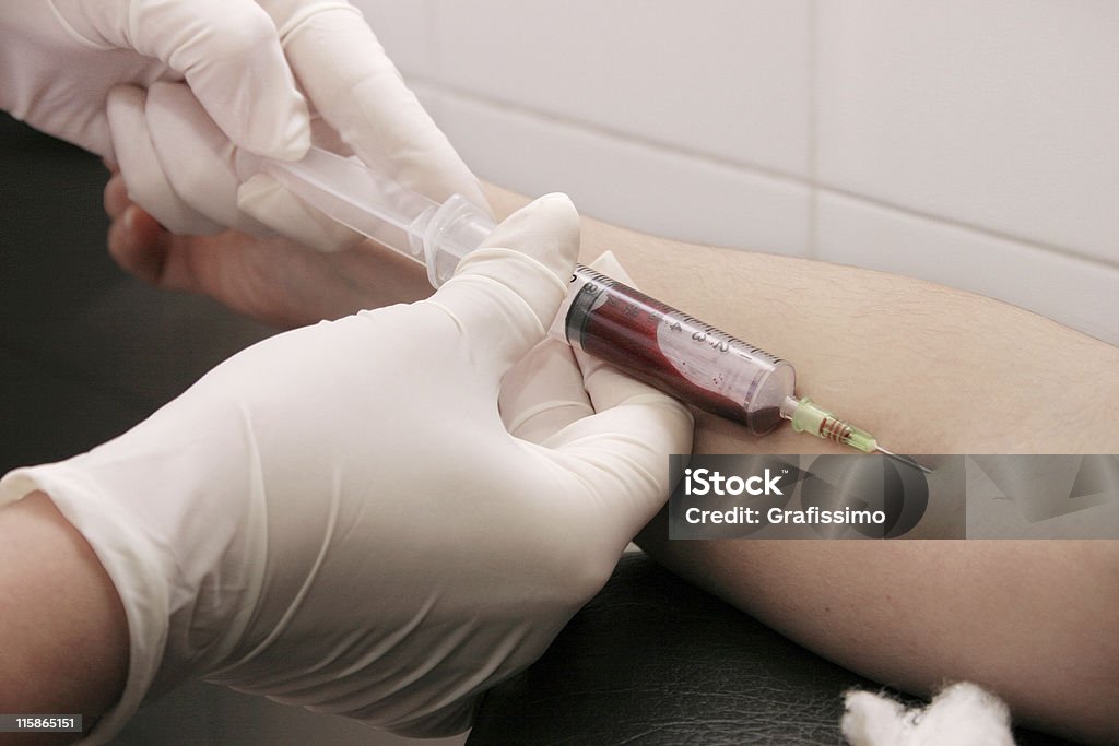 Extração de sangue com Seringa no hospital - Foto de stock de Sangue royalty-free