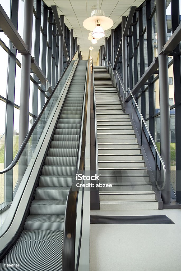 Escaleras y escalera mecánica - Foto de stock de Abrir libre de derechos