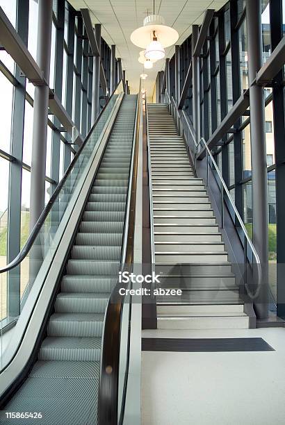 Escaleras Y Escalera Mecánica Foto de stock y más banco de imágenes de Abrir - Abrir, Arquitectura, Cinta mecánica