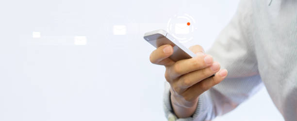 close up businessman hand touchscreen on smartphone device for receive unread e-mail list or send mail to partner and customer , virtual interface technology concept with virtual reality interface pantalla táctil de mano de hombre de negocios en el dispositivo del teléfono inteligente para recibir una lista de correo electrónico no leída o enviar correo al socio y cliente, concepto de tecnología de interfaz virtual con interfaz de realidad virt