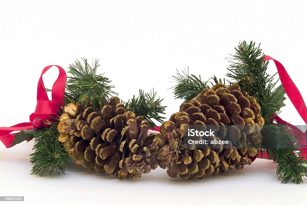 Conos de Navidad con abeto rojo Cintas de primer plano - Foto de stock de Adorno libre de derechos
